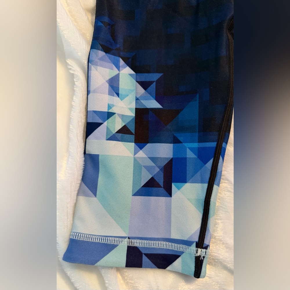 NWT Wear with Heart x Peloton Women's Navy and Light Blue Capri Leggings - Picture 8 of 9